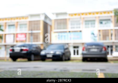 Verwackelte Bilder von Autos auf Parkplätzen mit Gebäuden im Hintergrund Stockfoto