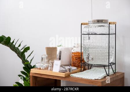 Trinkwasser und Snacks im Café Stockfoto