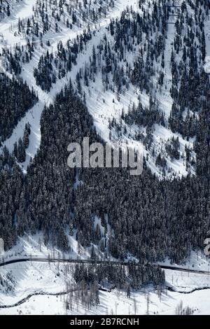 Vertikale Aufnahme eines bewaldeten Berges, der mit Schnee bedeckt ist Col de la Lombarde - Isola 2000 Frankreich Stockfoto