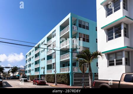 Wohnblöcke in der 7th Street, South Beach, Miami Beach, Florida, USA. Stockfoto