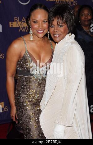 Lynn Whitfield und Cicely Tyson bei den Film Life's 2nd Annual Black Movie Awards im Wiltern LG Theatre in Los Angeles, Kalifornien. Die Veranstaltung fand am Sonntag, den 15. Oktober 2006 statt. Foto von: SBM / PictureLux - Dateireferenz # 33984-8432SBMPLX Stockfoto