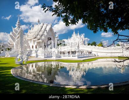 Wat Rong Khun weißen Tempel mit Spiegelbild im Teich in Chiang Rai, Thailand Stockfoto