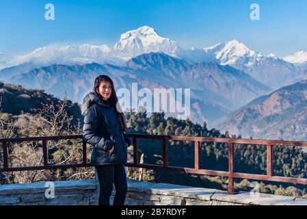 Wunderschönes Mädchen vor Dhaulagiri, Pokhara, Nepal Stockfoto