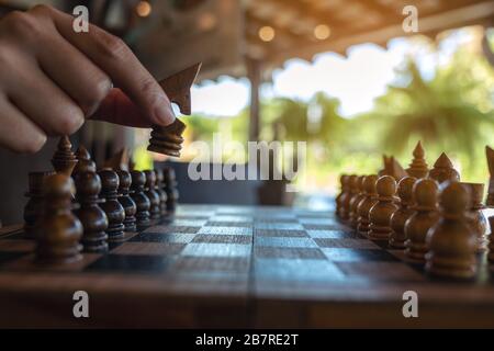 Nahaufnahme eines Halts und bewegen eines Pferdes in Holz-Schachbrettspiel Stockfoto