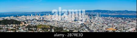 Panoramablick auf San Francisco, Kalifornien, mit blauem Himmel Stockfoto