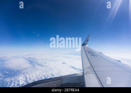 Luftaufnahme vom Flugzeugfenster Stockfoto