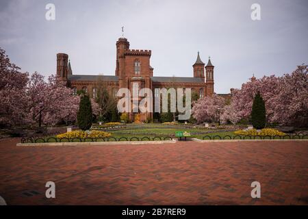 Washington, DC/USA - 17. März 2020: Die Pandemie COVID-19 zwingt das Smithsonian Castle zur Schließung, einschließlich des Enid A. Haupt Garden in der National Mall. Stockfoto