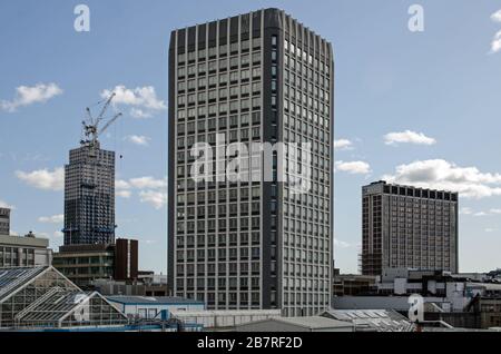 Hohe Gebäude, darunter einer der Bürogebäude des Whitgift Center und der ehemalige Sitz von Nestle im Zentrum von Croydon, South London. Stockfoto