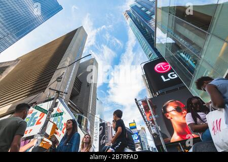 New York City/USA - 24. Mai 2019 Crowded Times Square, eine der meistbesuchten Touristenattraktionen der Welt. Blick auf die Straße, Architektur, helles Billboa Stockfoto