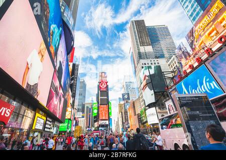 New York City/USA - 24. Mai 2019 Times Square, eine der meistbesuchten Touristenattraktionen der Welt. Überfüllte Straße, hell beleuchtet von Plakaten und Werbung Stockfoto