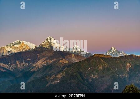 Majestätischer Blick auf den Sonnenuntergang, der von Poon Hill, Ghorepani, Nepal durch Machhapuchhare fegt Stockfoto