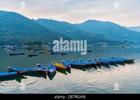 Schöner Blick auf Boote, die am Phewa-See in Pokhara Nepal angedockt sind Stockfoto