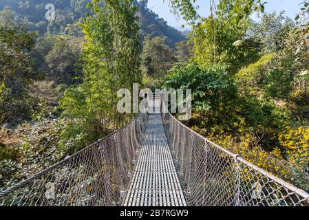 Schöne schwingende Brücke über Ulleri während der Wanderung von Poonhill Annapurna Pokhara Nepal Stockfoto