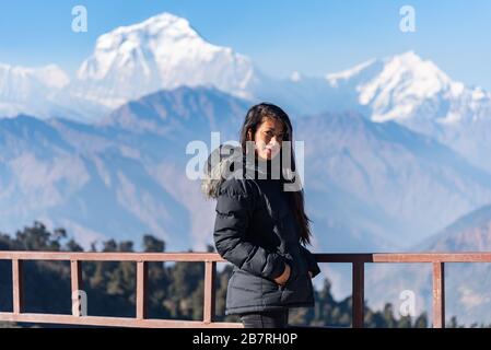 Wunderschönes Mädchen vor Dhaulagiri, Pokhara, Nepal Stockfoto