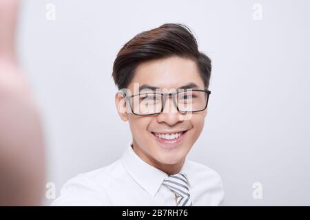 Selfie-Manie! Aufgeregter junger Kerl macht selfie auf eine Kamera. Stockfoto