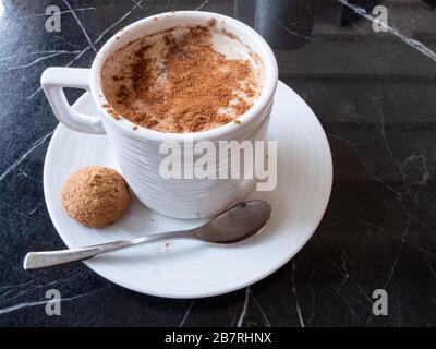 Sahlep oder Salep traditionelles türkisches Wintergetränk mit Zimt.Speisen und Getränke Hintergrundtextur. Stockfoto