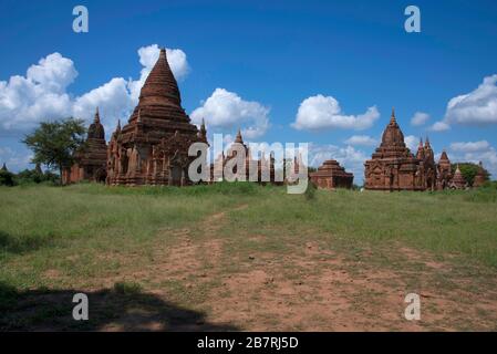 Myanmar: Bagan - Allgemeine Ansicht der buddhistischen Tempel und Gedenkstupas auf dem Weg in die Altstadt von Baagan. Stockfoto