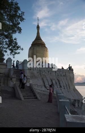 Myanmar: Bagan - Allgemeine Ansicht der Bupaya Pagode. Hoch auf einem Bluff auf einer Kurve der Ayeyarwady. Sie wurde bei dem Erdbeben von 1975 und la zerstört Stockfoto