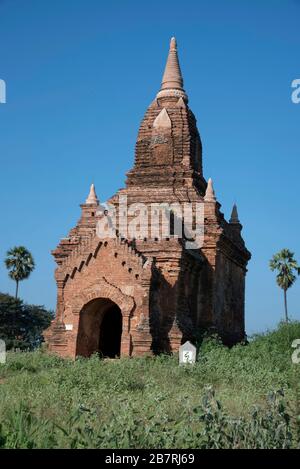 Myanmar: Bagan - EIN kleiner Buddha-Tempel mit einer Turmspitze auf dem Shikara, in der Nähe des thailändischen Yopane-Tempels. Blick aus Süd-Ost. Stockfoto