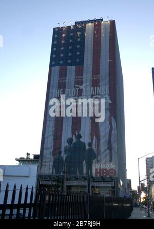 Los Angeles, Kalifornien, USA 17. März 2020 EINE allgemeine Ansicht der Atmosphäre von HBO "The Plot Against America"-Plakat auf dem Sunset Blvd in Los Angeles, Kalifornien, USA. Foto von Barry King/Alamy Stock Photo Stockfoto