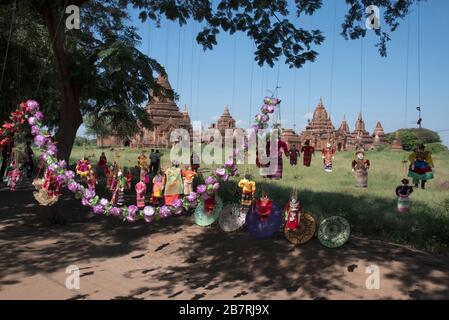 Myanmar: Bagan - Allgemeine Ansicht einer Gruppe von Tempeln auf der linken Seite der Straße auf dem Weg zum Thambula-Tempel. Im Vordergrund stehen die Marionetten für s. Stockfoto