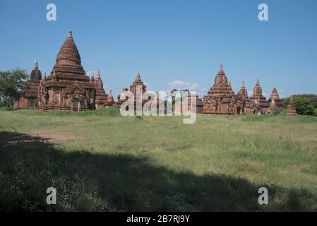 Myanmar: Bagan - Allgemeine Ansicht einer Gruppe von Tempeln auf der linken Seite der Straße auf dem Weg zum Thambula-Tempel. Genauer betrachtet Nr. 6243. Stockfoto