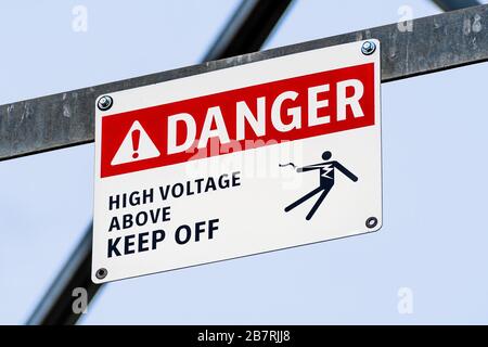 Gefahrenbereich, Hochspannung oben, Schild auf einem Elektrizitätsturm abhalten Stockfoto