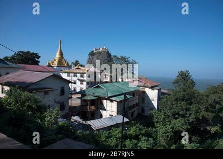 Myanmar: Bagan - Nahansicht vom Südwesten des Berges Popa (Pilgerstätte) ist Taung Kalat (Sockelhügel). Stockfoto