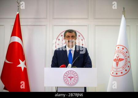 Ankara, Türkei. März 2020. Die türkische Gesundheitsministerin Fahrettin Koca spricht auf einer Pressekonferenz in Ankara, Türkei, am 17. März 2020. Der türkische Gesundheitsminister Fahrettin Koca berichtete am Dienstag von dem ersten Tod der Türkei durch COVID-19 oder neuartigen Coronavirus. Er sagte, der Patient sei ein 89-jähriger Mann, der von seinem Mitarbeiter mit COVID-19 infiziert war. Die Türkei hat am Dienstag 51 neue Fälle von COVID-19 aufgedeckt, was die Gesamtzahl der bestätigten Fälle im Land auf 98 brachte. Kredit: Mustafa Kaya/Xinhua/Alamy Live News Stockfoto