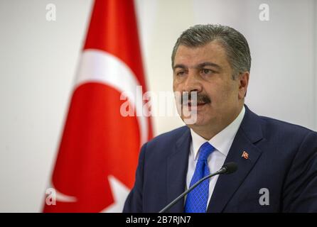 Ankara, Türkei. März 2020. Die türkische Gesundheitsministerin Fahrettin Koca spricht auf einer Pressekonferenz in Ankara, Türkei, am 17. März 2020. Der türkische Gesundheitsminister Fahrettin Koca berichtete am Dienstag von dem ersten Tod der Türkei durch COVID-19 oder neuartigen Coronavirus. Er sagte, der Patient sei ein 89-jähriger Mann, der von seinem Mitarbeiter mit COVID-19 infiziert war. Die Türkei hat am Dienstag 51 neue Fälle von COVID-19 aufgedeckt, was die Gesamtzahl der bestätigten Fälle im Land auf 98 brachte. Kredit: Mustafa Kaya/Xinhua/Alamy Live News Stockfoto