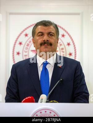 Ankara, Türkei. März 2020. Die türkische Gesundheitsministerin Fahrettin Koca spricht auf einer Pressekonferenz in Ankara, Türkei, am 17. März 2020. Der türkische Gesundheitsminister Fahrettin Koca berichtete am Dienstag von dem ersten Tod der Türkei durch COVID-19 oder neuartigen Coronavirus. Er sagte, der Patient sei ein 89-jähriger Mann, der von seinem Mitarbeiter mit COVID-19 infiziert war. Die Türkei hat am Dienstag 51 neue Fälle von COVID-19 aufgedeckt, was die Gesamtzahl der bestätigten Fälle im Land auf 98 brachte. Kredit: Mustafa Kaya/Xinhua/Alamy Live News Stockfoto