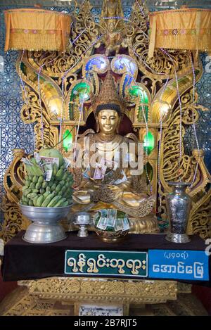 Myanmar: Bagan- Berg Popa- Maitreiya in einem der vier Tempel auf dem Berg Popa. Stockfoto