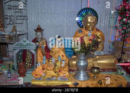 Myanmar: Bagan - Mount Popa - einige der Buddhas in einem der vier Tempel auf dem Berg Popa. Stockfoto