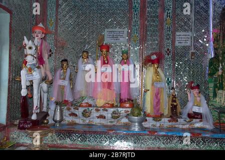 Myanmar: Bagan - Mount Popa - few Nath's unter den 37 in einem der vier Tempel auf dem Berg Popa. Stockfoto