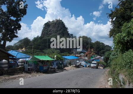 Myanmar: Bagan- Berg Popa- Allgemeine Ansicht des Berges Popa auf dem Weg zurück nach Bagan. Stockfoto