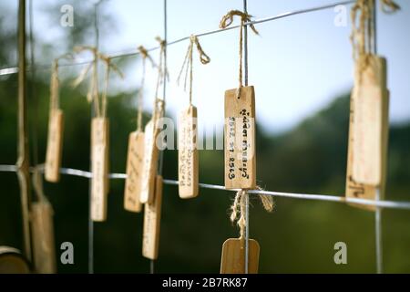 Holzschild von "I love Sangkhla Buri district" in Kanchanaburi, Thailand. (Übersetzung: Ich liebe Sangkhla Buri) Stockfoto