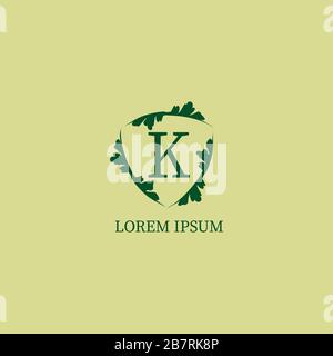 Vorlage für Buchstaben-K-alphabetisches Logo isoliert in grün-beigefarbener Farbe. Dekorative Schilderzeichnung mit Blumenmuster. Naturschutz, Sicherheitslogo einkeichen Stock Vektor