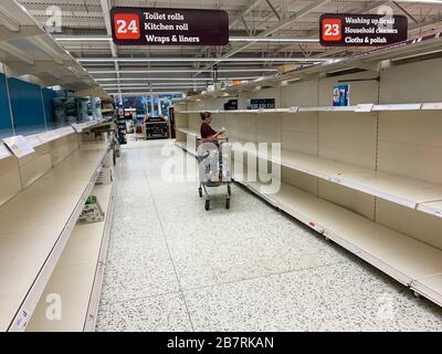 Leere Regale in Sainsburys (Scarborough) illustrieren, wie viel Stockpiling einige Mitglieder der Öffentlichkeit während der Krise in Coronavirus im Vereinigten Königreich tun. Stockfoto