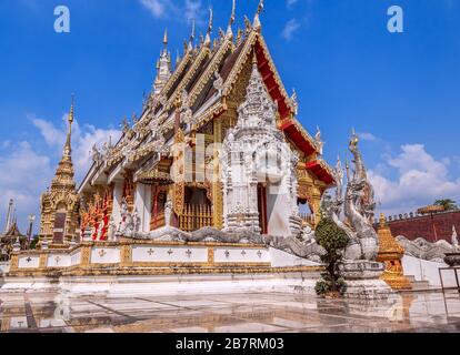 Uralter buddhistischer Tempel im traditionellen thailändischen Stil. Wat Phra that Suthon Mongkhon Khiri Temple, Thailand Stockfoto