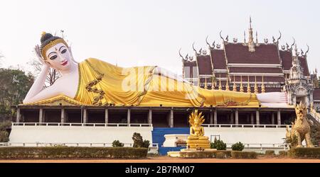 Uralter buddhistischer Tempelkomplex mit einer Statue des sich in Thailand zurückneigenden Buddha Stockfoto