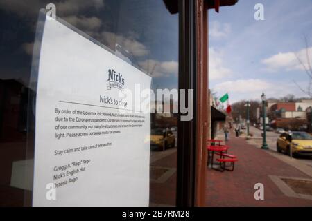 Bloomington, Vereinigte Staaten. März 2020. Ein Schild an der Tür von Nick's English Hut, einer langjährigen Einrichtung in der Stadt, sagt, dass das Restaurant bis auf weiteres geschlossen ist, nachdem Indiana Gouverneur Eric Holcomb alle Bars und Restaurants geschlossen hat, um alles andere als Geschäfte während der Covid-19/Coronavirus Notfall 2020 zu erledigen. Bloomington ist eine Collegestadt, und Bars und Restaurants sind ein wichtiger Arbeitgeber und Teil der lokalen Wirtschaft, aber jetzt haben die meisten Restaurants geschlossen und ihre Mitarbeiter entlassen. Credit: SOPA Images Limited/Alamy Live News Stockfoto