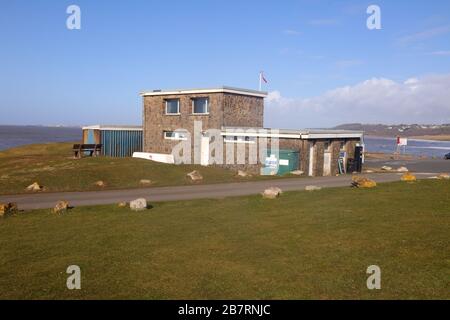 Das gut positionierte Bridgend Surf and Life Saving Clubhaus auf dem Parkplatz bei Ogmore auf dem Meer in der Nähe von Bridgend in südwales. Stockfoto