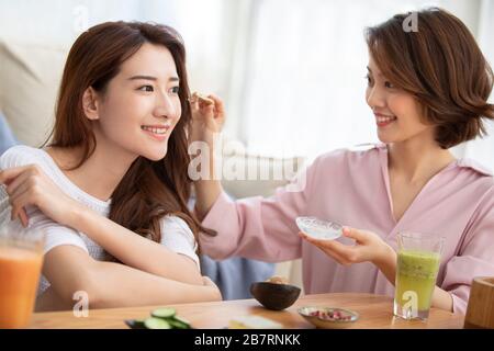 Junge chinesische Freunde und Hautpflege Stockfoto