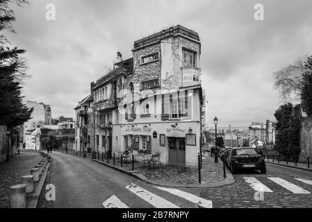 Paris, Frankreich - 24. Dezember 2018: Außenansicht des Restaurants La Maison Rose in Montmartre, Paris, Frankreich. Schwarzweißfotografie. Architektur und l Stockfoto