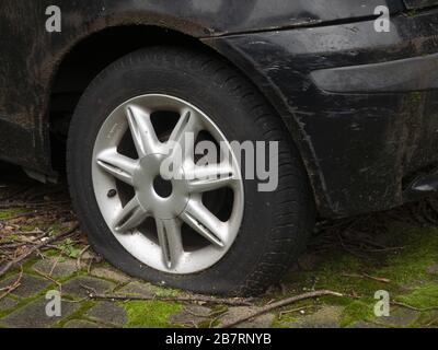 Genua Italien 22. Februar 2020: reifendetails eines verlassenen beschädigten alten schwarzen Autos Stockfoto