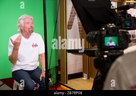 Johannesburg, Südafrika - 08. Dezember 2014: Hinter den Kulissen Interview mit Ricard Branson auf einem Green Screen Video tv-Aufnahme in eine Jungfrau M Stockfoto