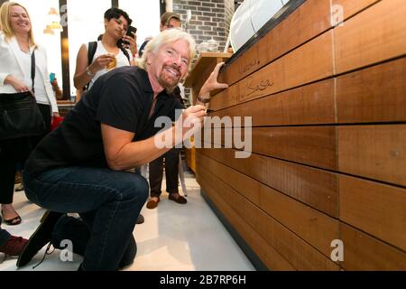 Johannesburg, Südafrika - Oktober 02, 2013: Richard Branson Autogramme von Virgin Mobile Guinness Weltrekord Versuch und erreicht gerade Stockfoto