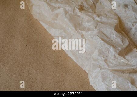 Zerknittertes Tastpapier auf braunem Papier. Zwei Arten von recycelten Rohstoffen. Die Grundlage für eine Vielzahl von Designaufgaben. Schwerpunkt auf der Papierverfolgung. Fu Stockfoto