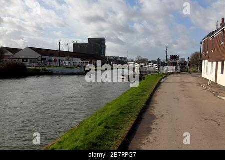 Sandfield Road Gloucester und Sharpness Waterway Swing Bridge in verschiedenen Zuständen der Öffnung und Schließung mit CCTV überwachten Straßen- und Verkehrssignalen Stockfoto