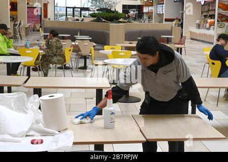 Ein Arbeiter desinfiziert und reinigt einen Tisch am Lebensmittelgericht im Einkaufszentrum Los Cerritos Centre, Dienstag, 17. März 2020, in Cerritos, Kalifornien. Das Einkaufszentrum hat Stunden und Geschäfte wegen des Coronavirus COVID-19-Pandemie-Ausbruchs geschlossen. Restaurants sind für den Mitnahme und die Lieferung geöffnet, ohne zu essen. (Foto von IOS/Espa-Images) Stockfoto